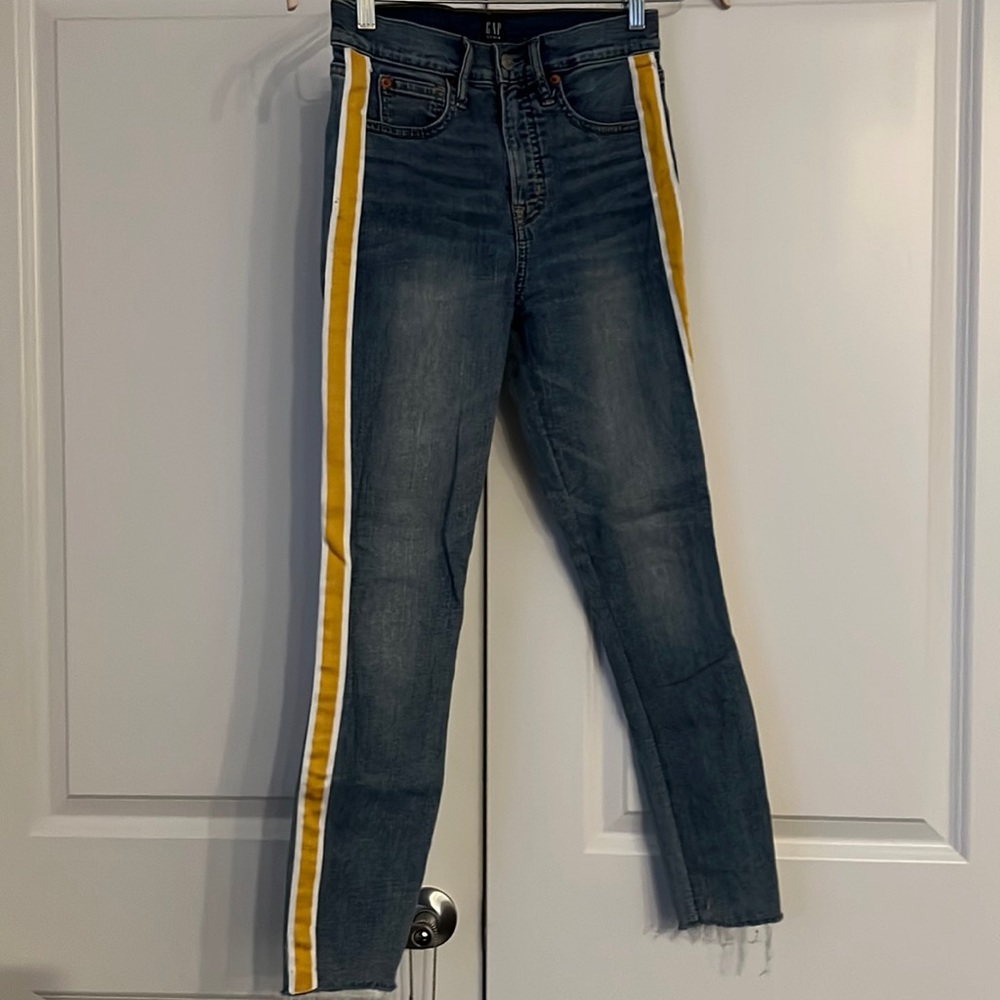 Gap true skinny jeans with yellow stripes